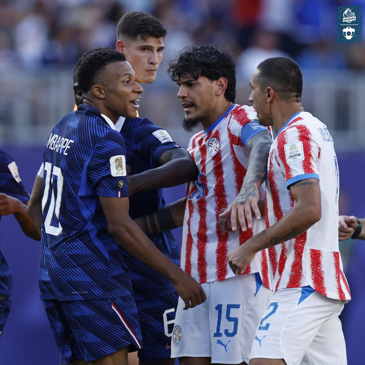 Footballogue's tweet photo. Cette intervention 𝗠𝗔𝗦𝗧𝗘𝗥𝗖𝗟𝗔𝗦𝗦 de Pablo Iglesias, consultant sur la chaîne suisse RTS, après le match du Paraguay contre l'équipe de France ! 😤👏

"Je suis outré. Outré, c'est le prénom de l'attitude des paraguayens qui n'ont rien à faire dans une Coupe du Monde, l'événement principal à l'échelle planétaire que des millions de gamins regardent.

𝗠𝗲̂𝗺𝗲 𝗹𝗲 𝗳𝗼𝗼𝘁𝗯𝗮𝗹𝗹 𝗱𝗮𝗻𝘀 𝗹𝗮 𝗿𝘂𝗲 𝗲𝘀𝘁 𝗳𝗮𝗶𝘁 𝗮𝘃𝗲𝗰 𝗱𝗲𝘀 𝗰𝗼𝗱𝗲𝘀 𝗾𝘂𝗶 𝘀𝗼𝗻𝘁 𝗱𝗶𝗳𝗳𝗲́𝗿𝗲𝗻𝘁𝘀 𝗱𝗲 𝗰𝗲 𝗾𝘂𝗲 𝗷'𝗮𝗶 𝘃𝘂 𝗮𝘂𝗷𝗼𝘂𝗿𝗱'𝗵𝘂𝗶 𝘀𝘂𝗿 𝗹𝗲 𝘁𝗲𝗿𝗿𝗮𝗶𝗻.

Sans parler d'un arbitre qui n'officie pas dans les 70 premiers championnats classés par niveau dans le monde. Et il va arbitrer un huitième de finale de Coupe du Monde, avec la configuration que l'on connait...

𝗖'𝗘𝗦𝗧 𝗗𝗘 𝗟'𝗔𝗡𝗧𝗜 𝗙𝗢𝗢𝗧𝗕𝗔𝗟𝗟.

La meilleure nouvelle de la soirée, au-delà de la qualification de la plus belle équipe de cette Coupe du Monde, 𝗰'𝗲𝘀𝘁 𝗾𝘂𝗲 𝗹𝗲 𝗣𝗮𝗿𝗮𝗴𝘂𝗮𝘆 𝗲𝘁 𝗰𝗲𝘁 𝗮𝗿𝗯𝗶𝘁𝗿𝗲 𝗹𝗮̀ 𝗿𝗲𝗻𝘁𝗿𝗲𝗻𝘁 𝗮̀ 𝗹𝗮 𝗺𝗮𝗶𝘀𝗼𝗻 ! ✈️

Ce n'est pas possible ce que les Paraguayens nous ont présenté aujourd'hui. C'est plus que décevant, pour être poli, 𝗱𝗲 𝘃𝗼𝗶𝗿 𝘂𝗻𝗲 𝗲́𝗾𝘂𝗶𝗽𝗲 𝗱𝗲 𝗰𝗲 𝗴𝗲𝗻𝗿𝗲 𝗾𝘂𝗶 𝗻𝗲 𝗳𝗮𝗶𝘁 𝗽𝗮𝘀 𝗵𝗼𝗻𝗻𝗲𝘂𝗿 𝗮̀ 𝗰𝗲𝘁𝘁𝗲 𝗱𝗶𝘀𝗰𝗶𝗽𝗹𝗶𝗻𝗲.

Il y a d'autres valeurs à défendre. Si la haute instance veut défendre les vraies valeurs de notre sport que l'on aime, 𝗰'𝗲𝘀𝘁 𝗶𝗺𝗽𝗼𝘀𝘀𝗶𝗯𝗹𝗲 𝗱'𝗮𝘃𝗼𝗶𝗿 𝗰𝗲 𝗴𝗲𝗻𝗿𝗲 𝗱'𝗮𝘁𝘁𝗶𝘁𝘂𝗱𝗲 𝘀𝘂𝗿 𝘂𝗻 𝘁𝗲𝗿𝗿𝗮𝗶𝗻 𝗱𝗲 𝗳𝗼𝗼𝘁𝗯𝗮𝗹𝗹."

Comme quoi il n'y a pas qu'en France que ce match a choqué... 🙄