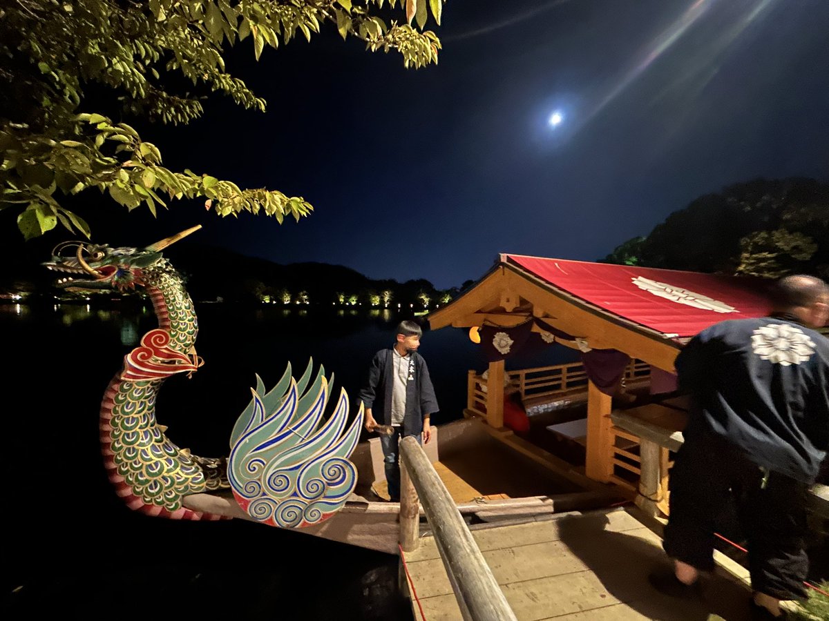 Kicokyotoaddict's tweet photo. #京都 好きさんに届け！

大覚寺の「#観月の夕べ」は
一生に一度は体験してほしい！
遊覧舟からの観月は本当に優雅で、
平安貴族が見た景色をそのまま体験できます✨
おひとり様でも⭕️

💡倍率高め
京都市民当たらない説もありですが、
去年平日に応募して当選しました！
（動画と写真は2025年） https://t.co/i0u9rT27Zq