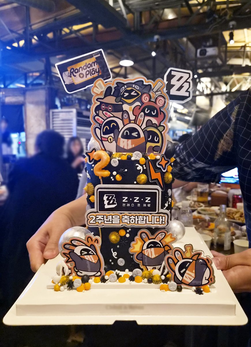 daewon05_sa's tweet photo. 《#젠레스 존 제로》 한국어 더빙팀 2주년 기념―
「Bangboo」 커스텀 제작 케이크🎂

회식 열어주신 「LUNARWAVE」 고맙습니다🧡
🙌 손 모델: 휴고 성우님🦇

#ゼンゼロ #zzzero https://t.co/MOeJVUXU81