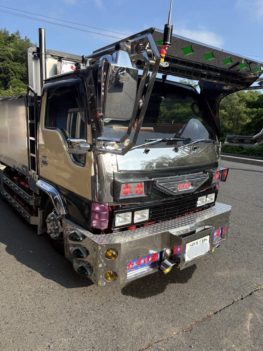 metokicafe's tweet photo. 昨日のカフェからの車窓😊
 デコトラ
カッコイイです‼️
去年12月 クリスマスナイトマーケットに
参加して頂いた方 来店です。
お世話になりました🙇‍♂️
 カッコイイ✨
日中みても映えます😊
ありがとうございます🙇‍♀️
また、雨の日 ご来店限定でステッカー用意致しました。
雨の日もアイスを どーぞ🙏 https://t.co/QQlyp0lmlV