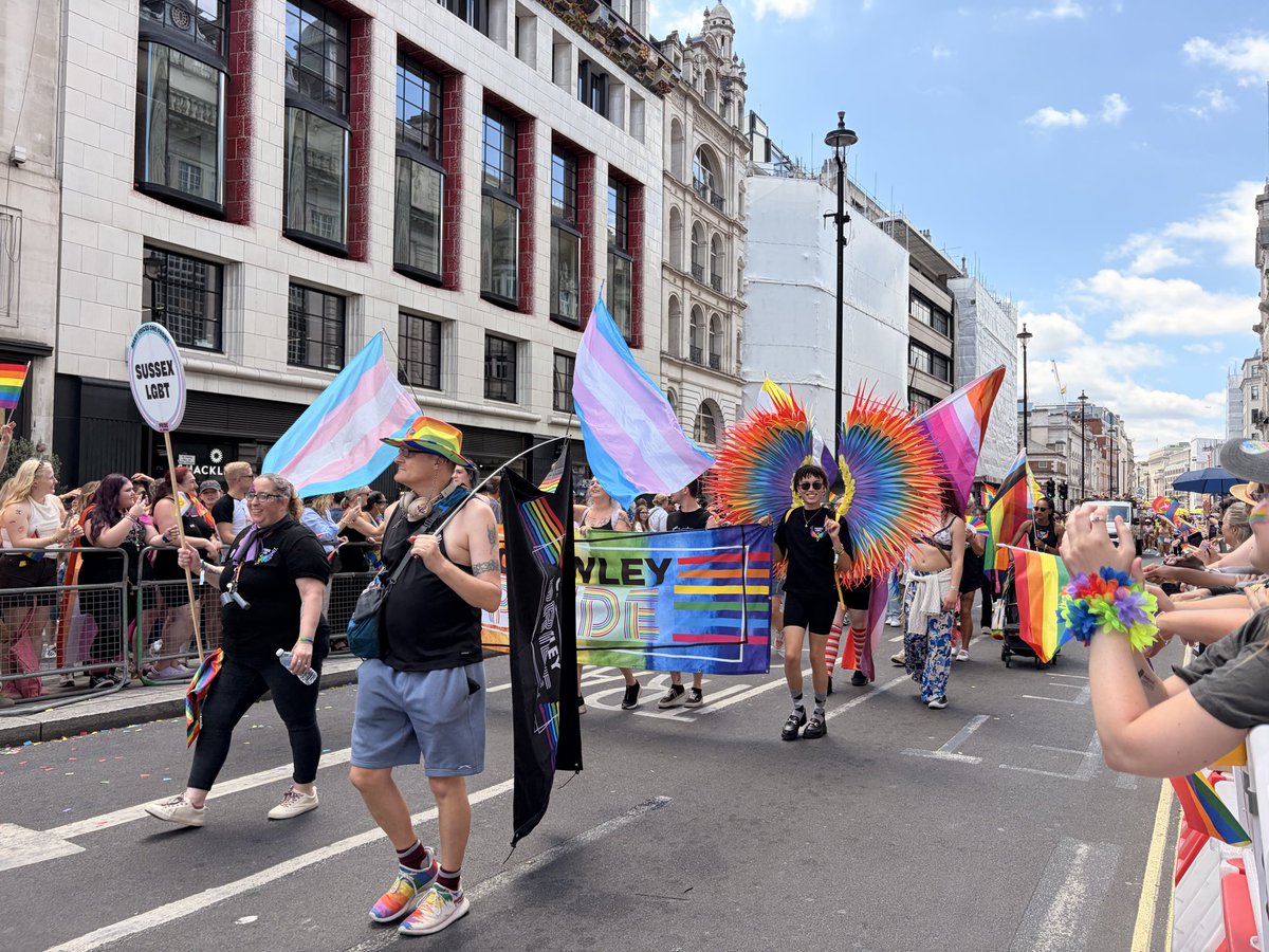 yanlwang's tweet photo. #prideLondon https://t.co/rbVlpkOh6H