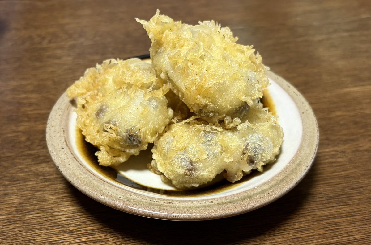 haruartclub's tweet photo. 本日の夕飯はお蕎麦と天ぷら
いつも作り過ぎてしまう天ぷらと
あまり評判が良くなかった揚げ豆大福 https://t.co/ghQUGPGD75