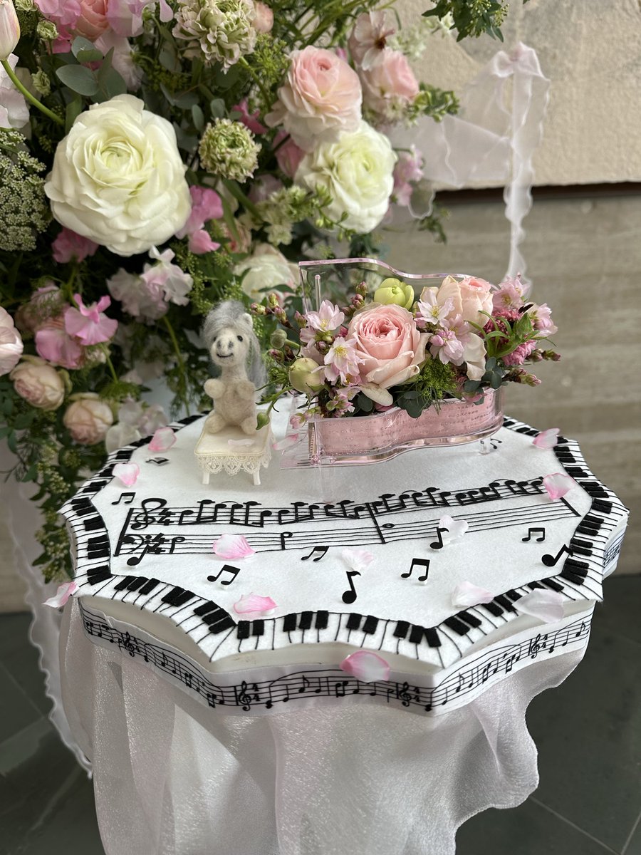 kurin8's tweet photo. まもなく #きよりんチャンネル 始まります！
名取公演の思い出✨✨
フラスタ💐とファンサ最高きよりん✨💖撮影🆗部分より。
1列目の方、サイン✍️良かったネ❣️私もと、うちわゴソゴソで後半途切れちゃった😅

#清塚信也
親友ゆづちゃん、声の出演🎤
#羽生結弦 https://t.co/4dOwq16Oyx