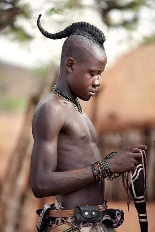 historical_Afr's tweet photo. Men of the Himba people of Namibia 🇳🇦 

The Himba are an ethnic group with an estimated population of about 50,000 people living in northern Namibia, in the Kunene Region and on the other side of the Kunene River in southern Angola. https://t.co/eXILZvYnVY
