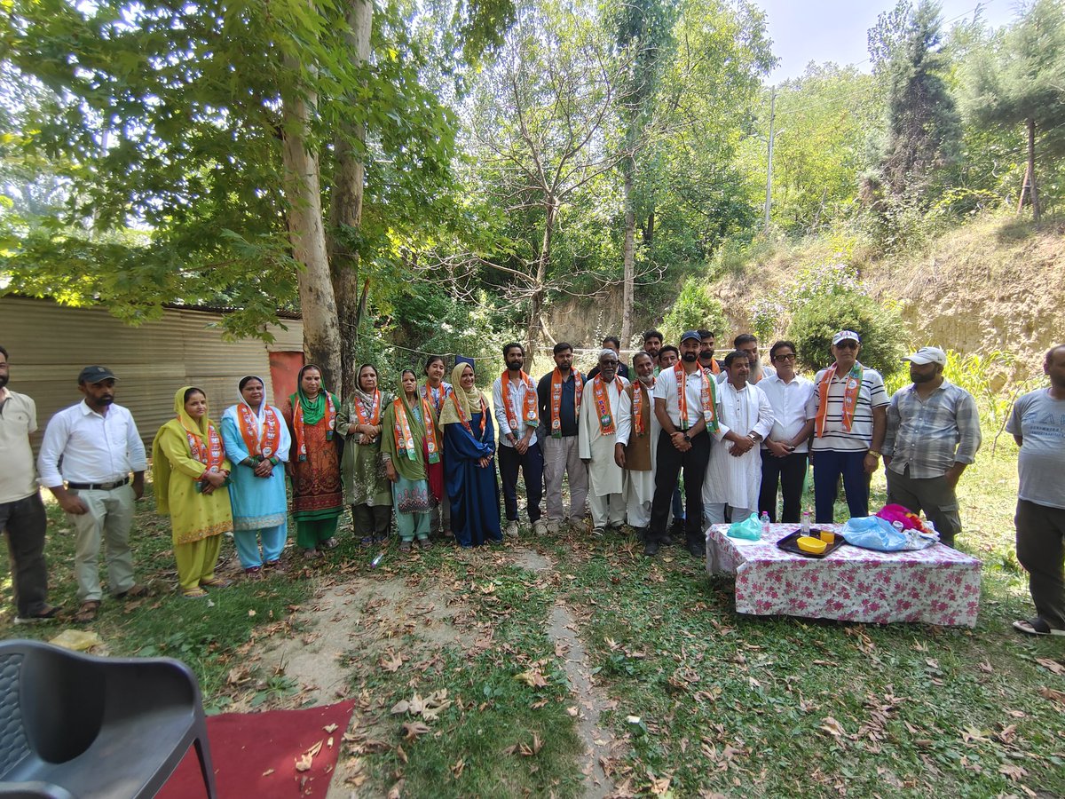 bjpbudgam4's tweet photo. BJP Budgam Organizes Digital Learning &amp; Joining Programme at Kralpora, Chadoora. https://t.co/RceiY8lzO6