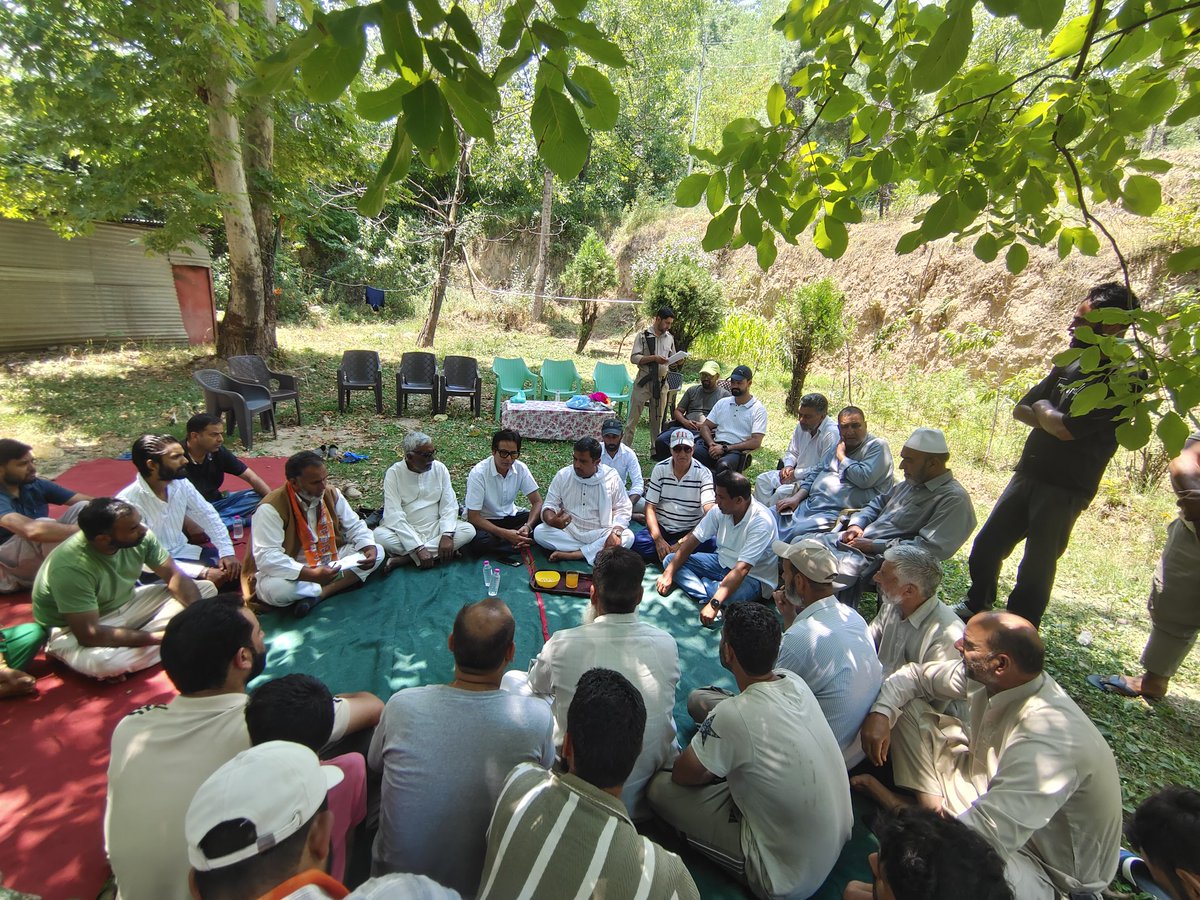 bjpbudgam4's tweet photo. BJP Budgam Organizes Digital Learning &amp; Joining Programme at Kralpora, Chadoora. https://t.co/RceiY8lzO6