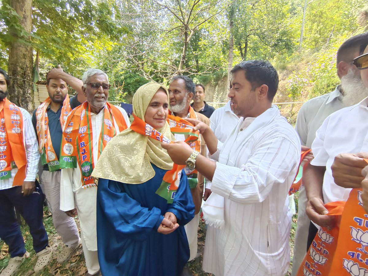 bjpbudgam4's tweet photo. BJP Budgam Organizes Digital Learning &amp; Joining Programme at Kralpora, Chadoora. https://t.co/RceiY8lzO6