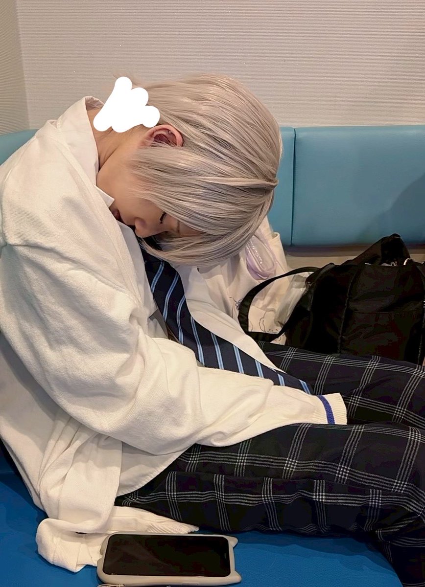 llll_n0's tweet photo. 寝てたらあおばちゃんに撮られてたらしいです笑 ちな首が痛くて起きました😌 https://t.co/K7ut5a8dDb
