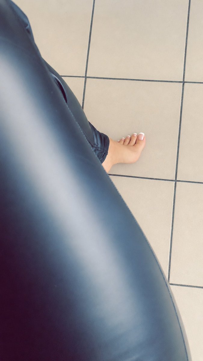 ReineDoona's tweet photo. Tu regardes le pantalon… ou tu as déjà remarqué la French ? 😉👣 Les connaisseurs savent que les plus beaux détails ne demandent qu’à être admirés https://t.co/ftZzXBOJnX