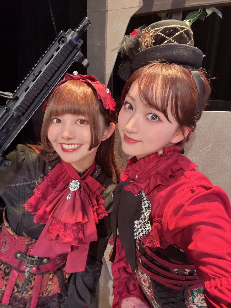 chiha_yoshitake's tweet photo. #女王ステ #不滅部隊編
2公演ありがとうございました☺️

今日も楽しかったなあ〜！
毎公演色々な違いがあって楽しい✨

今日のお写真は
グラスミュッケのいっちゃん🤍
ドロッセルのはるちゃん🤍

次回は8日に出演させて頂きます🌼 https://t.co/86ISXvAtsk