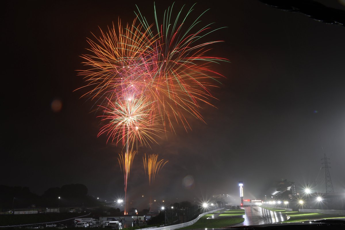 suzuka_event's tweet photo. 鈴鹿8耐 表彰式後の花火🎆
たーまやー！
 #鈴鹿8耐 #FIMEWC #Suzuka8Hours https://t.co/hTyQPOy89W