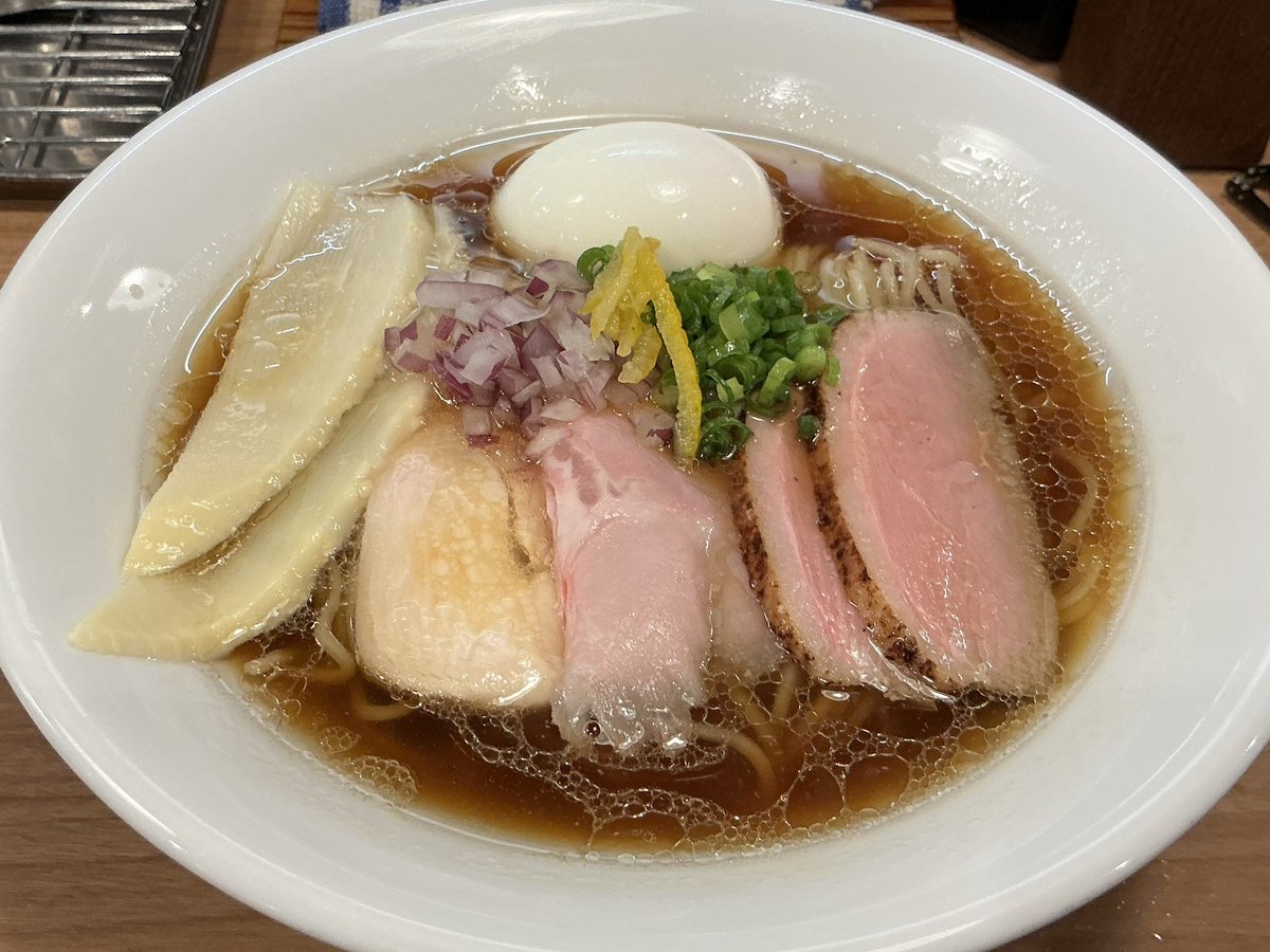 shikaosuga's tweet photo. 今日は日曜日、＃週に一度のラーメンの日

特選鴨だしラーメン
豚、鴨、鶏のチャーシューも最高でした
 https://t.co/r5sn4k6Dsu https://t.co/s5o69v5B8w