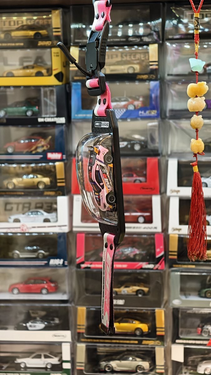 Giga_Penguin's tweet photo. Inno64 x Dstans EVA Pandem GR86 🤗

Car looks great but model car strap design feels silly.

You can hang the car on bags but can't take the car out or change cars without breaking rivet😵‍💫

Wasn't cheap too😵‍💫

Not a fan of this strap design😵

#164scale #164diecast #tmcs https://t.co/Pp4P66qzbB