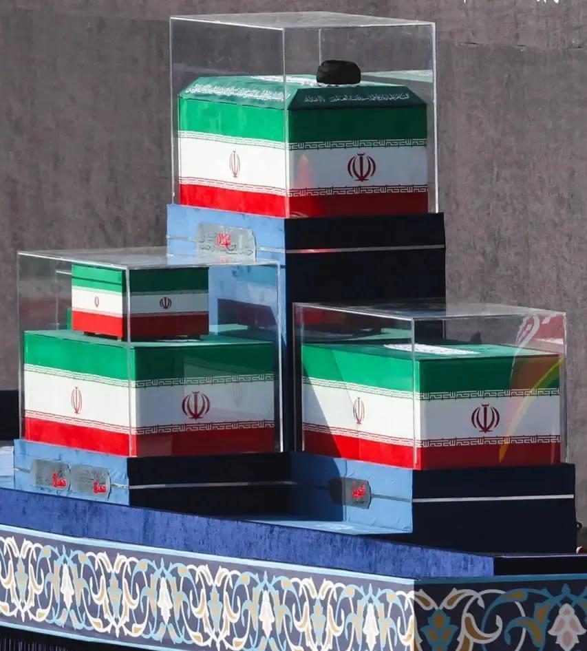 Rezazadeh_2007's tweet photo. کوتاه و کامل نوشته بود:
«کوه در تابوت؟چگونه؟»💔🥺
#حی_علی_التهران https://t.co/VlEwLMZlf6