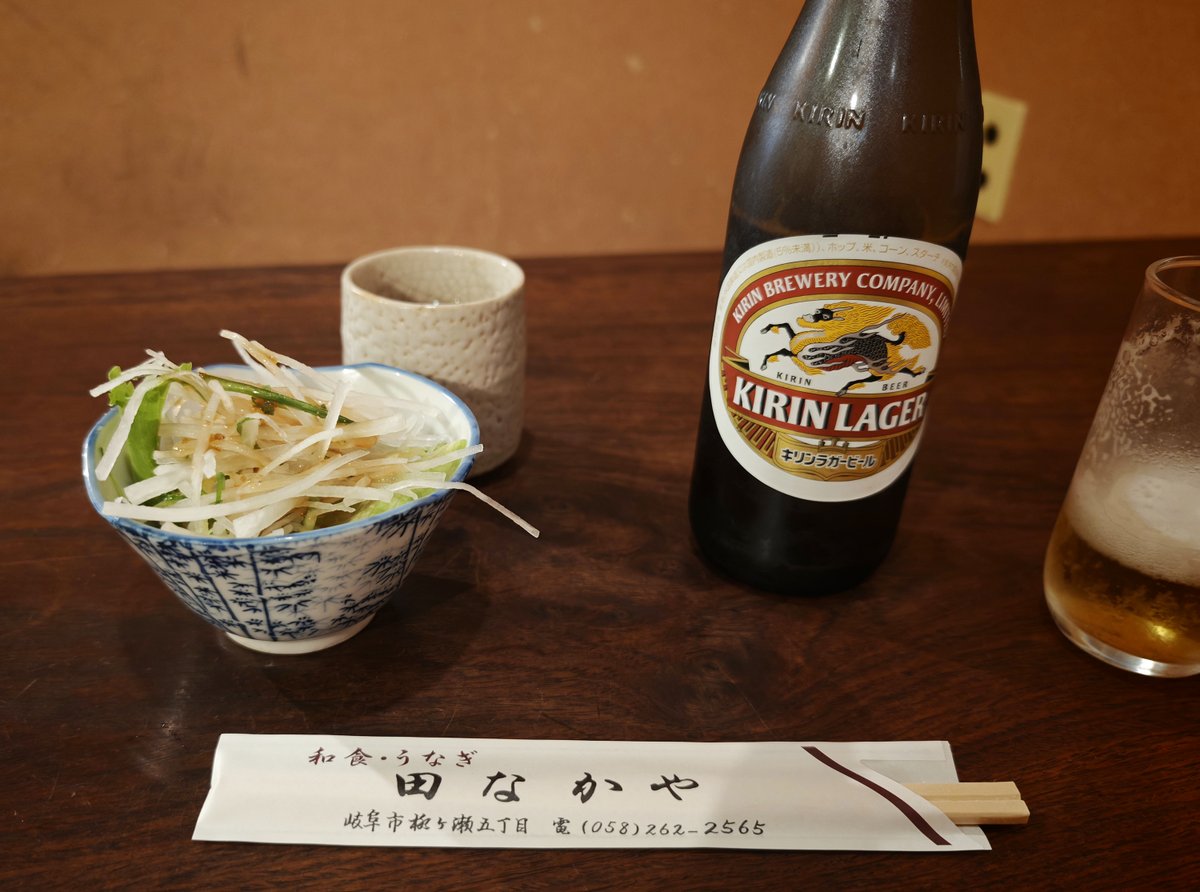 overcomeon's tweet photo. #名古屋せんべろ同好会 05
とりあえずのビール。サービス小鉢は大根サラダ。
それと「ランチひつまぶし」。量はさほど多くないですが、それなりに楽しめます https://t.co/UmucAKnqzJ