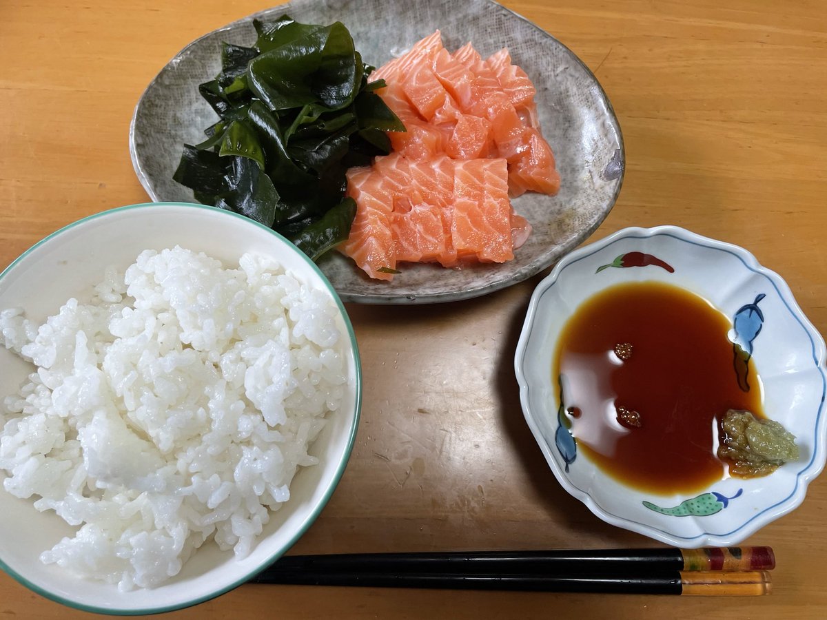 finehiro's tweet photo. 今日のお昼ご飯です。
トロサーモンのお刺身でした😊
#飯テロ https://t.co/2NIXz9fDhW