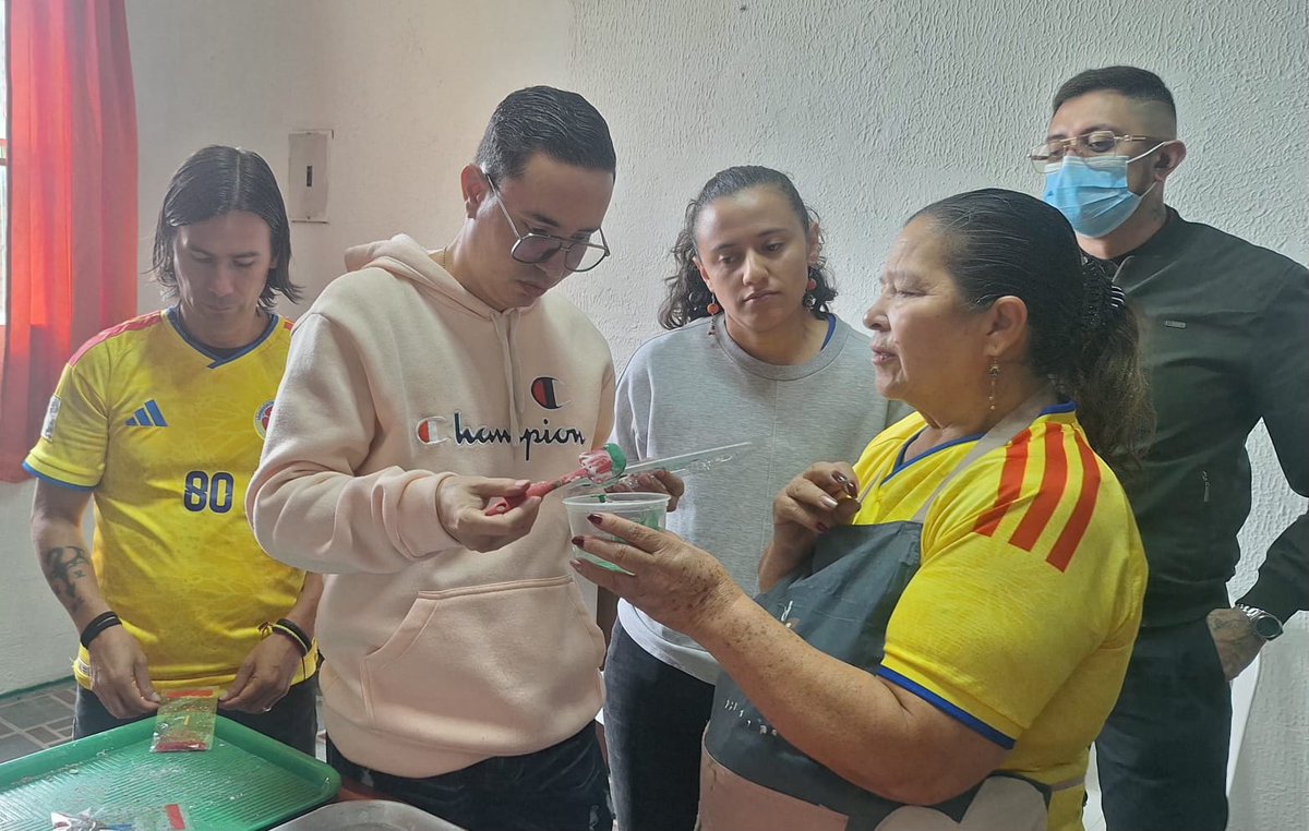 SAGRADOSHHSSCC's tweet photo. Durante el encuentro mensual de los integrantes de ASOHAN Bogotá se desarrolló un espacio diferente donde el ingrediente principal fue el COMPARTIR. 🍫🍬💯 #Variara #HHSSCC https://t.co/FdfdLzXxFv