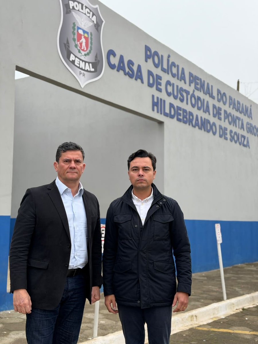 SF_Moro's tweet photo. Visitamos Filipe Martins, um dos condenados a penas exorbitantes no 8/1. Se a Lei da Dosimetria estivesse sendo aplicada como deveria, ele já teria sido beneficiado com progressão de regime e estaria em casa. Incompreensível que uma lei aprovada com ampla maioria pelas duas casas do Congresso, com veto presidencial derrubado, com parecer de constitucionalidade pelo PGR e sem qualquer decisão do STF contrária a ela, seja simplesmente mantida em um limbo. Outras centenas de pessoas encontram-se na mesma situação de Filipe Martins, sendo mantidas presas por mais tempo do que a lei permite.

A Lei da Dosimetria é de aplicação urgente, ela pelo menos diminui o sofrimento causado por condenações injustas.