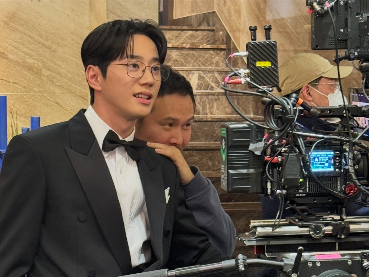 by_jun97's tweet photo. 신입사원강회장 촬영감독님 인스타 #이준영 https://t.co/sxB0ue6Y1K