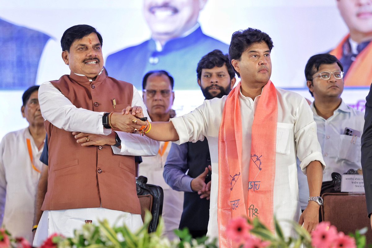 JM_Scindia's tweet photo. आज शिवपुरी में यशस्वी मुख्यमंत्री श्री @DrMohanYadav51 जी की गरिमामयी उपस्थिति में @AdaniDefence द्वारा ₹2500 करोड़ की लागत से स्थापित होने वाले दक्षिण एशिया के निजी क्षेत्र का सबसे बड़ा मिसाइल ईकोसिस्टम - अत्याधुनिक डिफेंस मैन्युफैक्चरिंग प्लांट के शिलान्यास का सौभाग्य प्राप्त हुआ।

यह परियोजना आदरणीय प्रधानमंत्री श्री @narendramodi जी के यशस्वी नेतृत्व में भारत की रक्षा आत्मनिर्भरता, राष्ट्रीय सुरक्षा और ‘विकसित भारत 2047’ के संकल्प को नई शक्ति प्रदान करेगी। यह डिफेंस प्लांट हजारों युवाओं के लिए रोजगार के नए अवसर सृजित करेगा एवं ग्वालियर-चंबल क्षेत्र को देश के रक्षा विनिर्माण का एक महत्वपूर्ण केंद्र बनाएगा।

माननीय मुख्यमंत्री जी का हृदय से आभार एवं अदाणी समूह का अभिनंदन। शिवपुरी एवं समस्त क्षेत्रवासियों को इस गौरवपूर्ण उपलब्धि की हार्दिक बधाई।