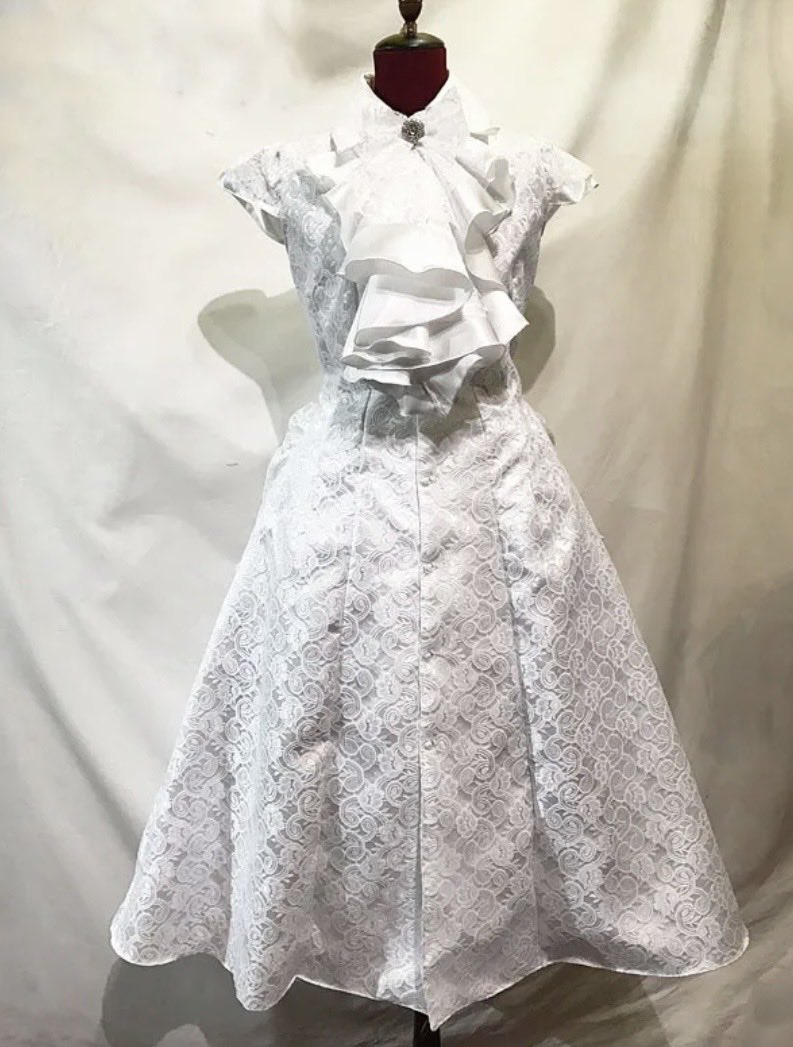 00MARBLE00's tweet photo. 🦋期間限定10%OFF商品のご紹介🫧
流麗ドレープタイ付きバッスルゴシックOP
https://t.co/W1BQy5Ik3n
着脱は簡単楽チンなのに、とてもエレガントな印象のOP✨後ろバッスルが優雅&amp;肩のラインがとても美しく、華奢見え効果バツグン♡夏はお袖どめ、秋冬はジャケットで合わせても◎
#アメ村
#ゴスロリ https://t.co/KdUhXwPvFv