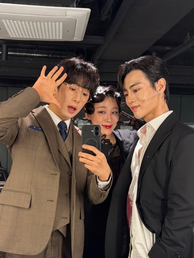 _Onhwi_'s tweet photo. 그때 정말 행복했었는데… 우리 세 사람 https://t.co/bjgNPt0cSo