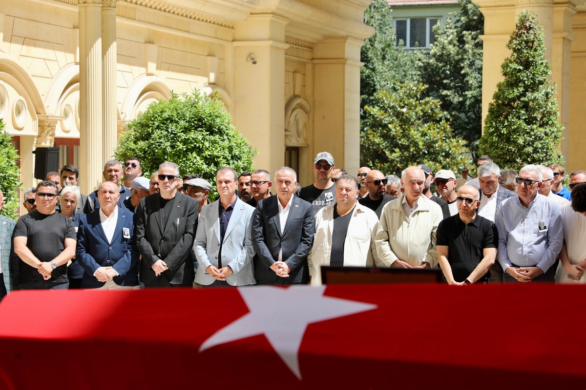 drhasanakgun's tweet photo. Kıymetli Özsayın Ailesi,
Değerli Mesai Arkadaşlarım,
Sevgili büyük Büyükçekmece ailem,

Bugün sadece değerli mesai arkadaşımızı değil, 41 yıllık yol arkadaşımı, kardeşimi ve Büyükçekmece sevdalısı çok kıymetli bir insanı ebediyete uğurluyoruz.

Sevgili Zafer Hocamızla 1986 yılından bu yana aynı hayali kurduk. Bu kentin yatay yapılaşması, yeşil alanlarının korunması, parklarının çoğalması, sahilinin, meydanlarının ve yaşam alanlarının insan odaklı planlanması için gece gündüz birlikte çalıştık.

Yüksek Mimar olarak başladığı görevini; İmar Müdürü, Planlama Müdürü ve Belediye Başkan Yardımcısı olarak tam 41 yıl boyunca büyük  bir emek ve Büyükçekmece sevgisiyle sürdürdü.

Bugün TÜYAP Fuar Merkezi’nde, TV Kulesi’nde, Marina’da, Kordonboyu’nda, parklarımızda ve bu güzel kentin dört bir yanında onun emeği, bilgisi ve alın teri vardır. Büyükçekmece’nin bugün Türkiye’nin örnek kentlerinden biri olmasında Zafer Hocamızın çok büyük katkısı vardır. O, bu şehrin hafızasıydı; bu şehrin geleceğini düşünen en kıymetli isimlerden biriydi.

Hayatımın en büyük üzüntülerinden biri de, bugün yaşadığımız adaletsiz süreçler nedeniyle kırk bir yıldır birlikte yürüdüğüm yol arkadaşımı son yolculuğunda omuzlayamıyor olmamdır. Bu acıyı tarif etmek gerçekten çok zor.

Ama şunu herkes bilsin ki; bir insanın gerçek mirası ardında bıraktığı eserler, dokunduğu hayatlar ve hafızalarda bıraktığı izlerdir. Zafer Hocamızın adı da, emeği de Büyükçekmece’de daima yaşayacaktır. Kendisine Yüce Allah’tan rahmet; değerli eşi Ani Hanım’a, sevgili evlatlarına, ailesine, tüm yakınlarına, mesai arkadaşlarıma ve büyük Büyükçekmece aileme sabır ve başsağlığı diliyorum.

Ruhu şad, mekânı cennet olsun. 

Hoşça kal sevgili Zafer Hocam… Seni hiçbir zaman unutmayacağız.

Dr. Hasan AKGÜN
Büyükçekmece Belediye Başkanı
