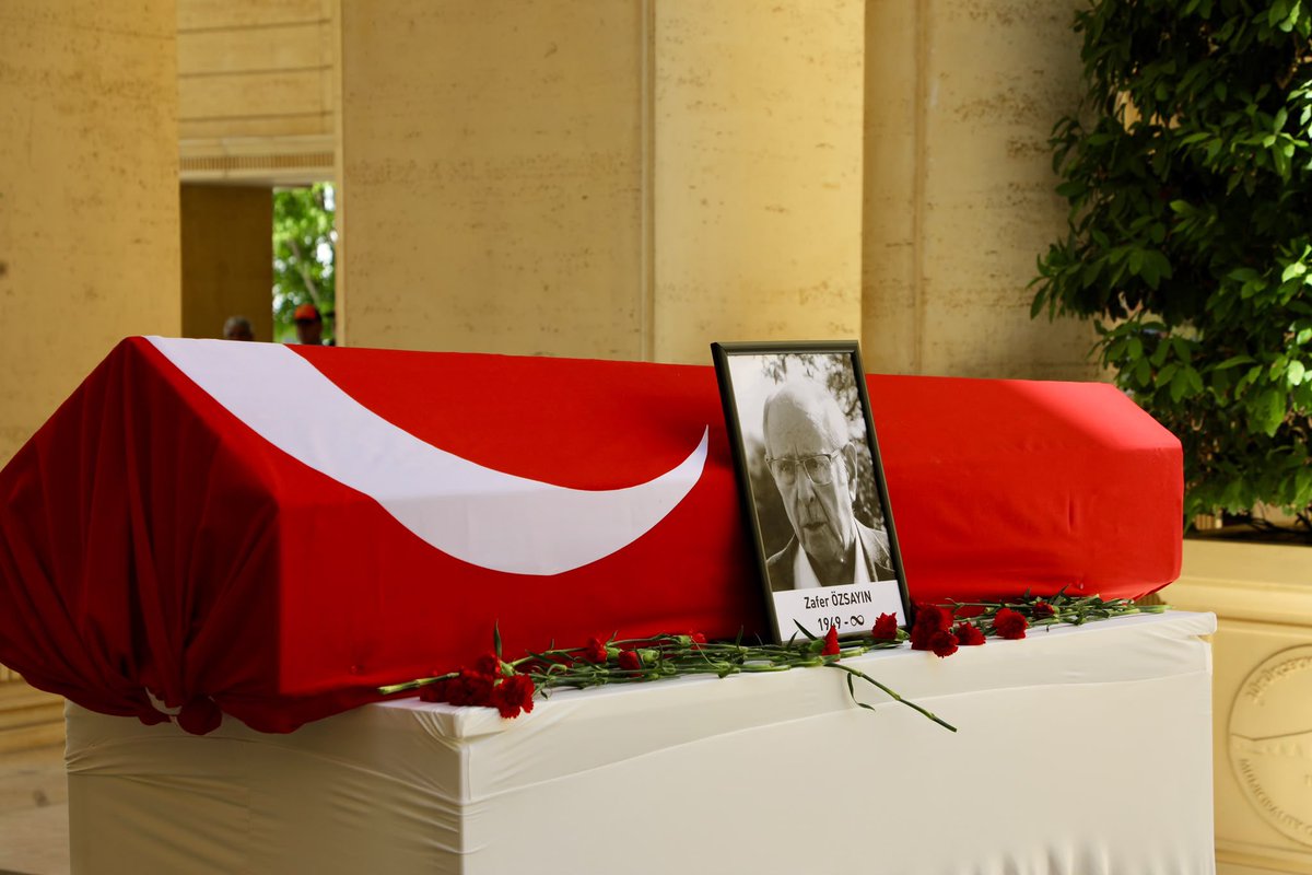 drhasanakgun's tweet photo. Kıymetli Özsayın Ailesi,
Değerli Mesai Arkadaşlarım,
Sevgili büyük Büyükçekmece ailem,

Bugün sadece değerli mesai arkadaşımızı değil, 41 yıllık yol arkadaşımı, kardeşimi ve Büyükçekmece sevdalısı çok kıymetli bir insanı ebediyete uğurluyoruz.

Sevgili Zafer Hocamızla 1986 yılından bu yana aynı hayali kurduk. Bu kentin yatay yapılaşması, yeşil alanlarının korunması, parklarının çoğalması, sahilinin, meydanlarının ve yaşam alanlarının insan odaklı planlanması için gece gündüz birlikte çalıştık.

Yüksek Mimar olarak başladığı görevini; İmar Müdürü, Planlama Müdürü ve Belediye Başkan Yardımcısı olarak tam 41 yıl boyunca büyük  bir emek ve Büyükçekmece sevgisiyle sürdürdü.

Bugün TÜYAP Fuar Merkezi’nde, TV Kulesi’nde, Marina’da, Kordonboyu’nda, parklarımızda ve bu güzel kentin dört bir yanında onun emeği, bilgisi ve alın teri vardır. Büyükçekmece’nin bugün Türkiye’nin örnek kentlerinden biri olmasında Zafer Hocamızın çok büyük katkısı vardır. O, bu şehrin hafızasıydı; bu şehrin geleceğini düşünen en kıymetli isimlerden biriydi.

Hayatımın en büyük üzüntülerinden biri de, bugün yaşadığımız adaletsiz süreçler nedeniyle kırk bir yıldır birlikte yürüdüğüm yol arkadaşımı son yolculuğunda omuzlayamıyor olmamdır. Bu acıyı tarif etmek gerçekten çok zor.

Ama şunu herkes bilsin ki; bir insanın gerçek mirası ardında bıraktığı eserler, dokunduğu hayatlar ve hafızalarda bıraktığı izlerdir. Zafer Hocamızın adı da, emeği de Büyükçekmece’de daima yaşayacaktır. Kendisine Yüce Allah’tan rahmet; değerli eşi Ani Hanım’a, sevgili evlatlarına, ailesine, tüm yakınlarına, mesai arkadaşlarıma ve büyük Büyükçekmece aileme sabır ve başsağlığı diliyorum.

Ruhu şad, mekânı cennet olsun. 

Hoşça kal sevgili Zafer Hocam… Seni hiçbir zaman unutmayacağız.

Dr. Hasan AKGÜN
Büyükçekmece Belediye Başkanı