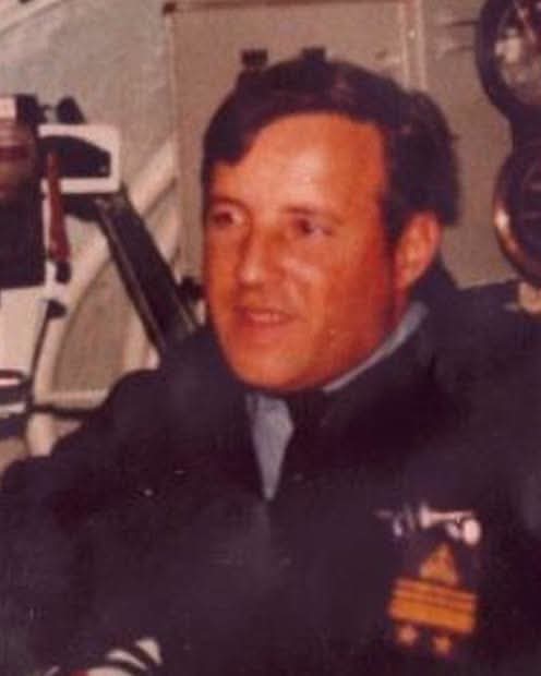 famicaidosmalvi's tweet photo. El día 05 de julio 1945 nacía en Cap. Fed. Héroe Oscar Félix ARTUSO Caído durante el Conflicto del Atlántico Sur de 1982.
Al cumplirse un nuevo aniversario de su natalicio lo recordamos y le enviamos un abrazo fraterno a su familia.
¡Besos al cielo a nuestro Héroe de la Patria! https://t.co/tqsh9gUzqs