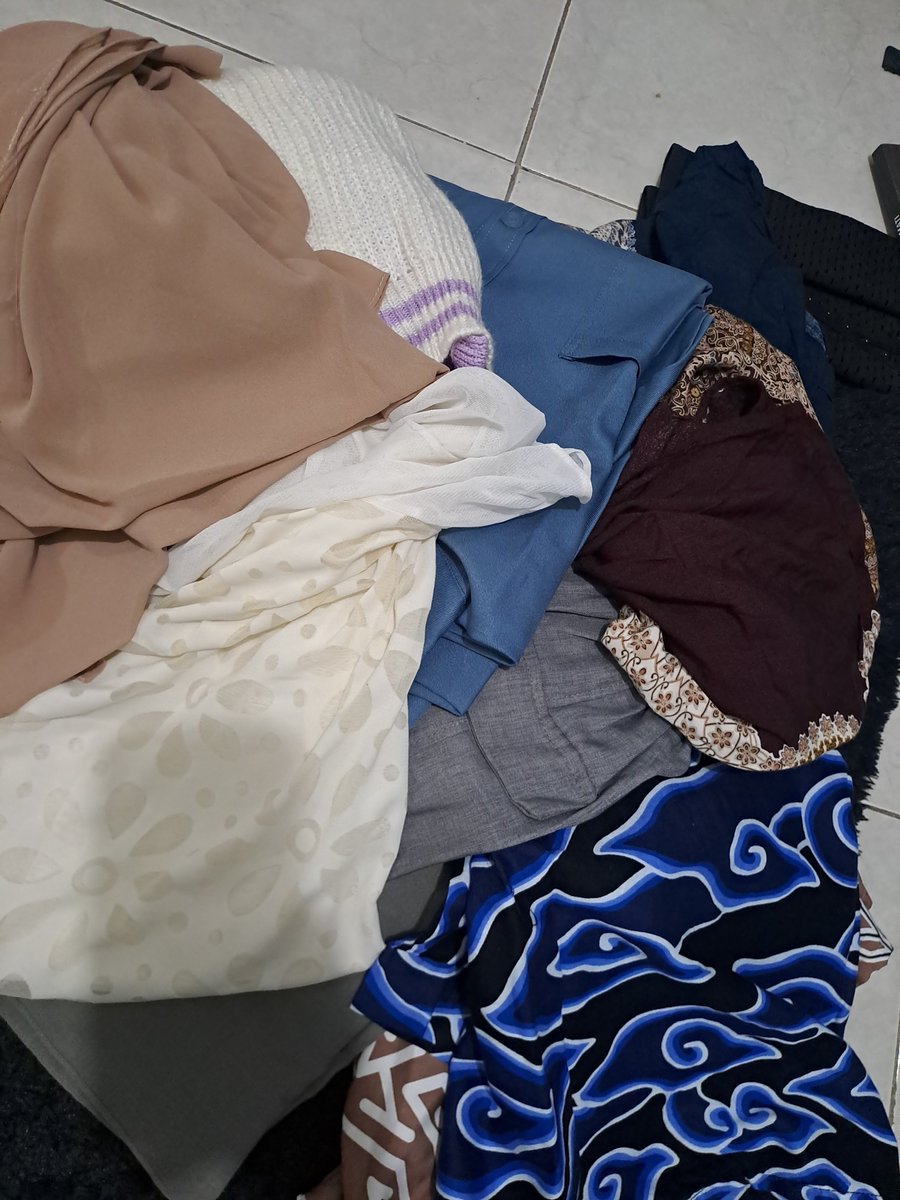 tkvxxy's tweet photo. gusy aku mau jual baju hargaa murah pls belii.. wts want to sell baju pashmina batik sweater kemeja
pengiriman lewat oren dom bandung
#wts #zonauang #zonebeli #wanttosell https://t.co/kZVVQHkXYd