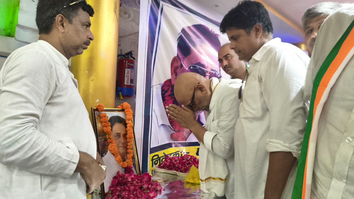 INCUttarPradesh's tweet photo. प्रदेश अध्यक्ष श्री अजय राय जी (@kashikirai) ने आज कानपुर के नाला रोड स्थित दारूल मौला मैरेज हॉल पहुंचकर वरिष्ठ कांग्रेस नेता रहे हाजी मोहम्मद याकूब जी को भावभीनी श्रद्धांजलि अर्पित की।

इस दौरान उन्होंने अपने संबोधन में हाजी मोहम्मद याकूब जी के व्यक्तित्व पर प्रकाश डालते हुए उनके संघर्षों और सांगठनिक कौशल को याद किया।

हाजी मोहम्मद याकूब जी का संगठन के प्रति समर्पण और समाज सेवा में योगदान हमेशा याद रखा जाएगा।