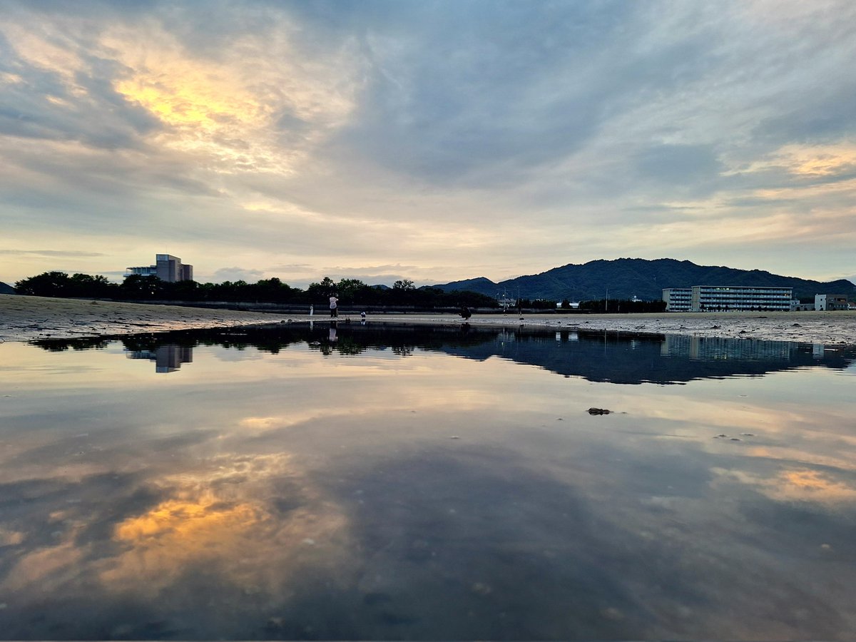 J_ACV's tweet photo. 資格試験の為に香川に前日入りしたら音楽仲間がちょうどライブしに来てたので、ライブ見てお酒飲んで今日試験だった
帰りにキャンプ用品物色して海見てから帰宅 https://t.co/M2iVtlODkH