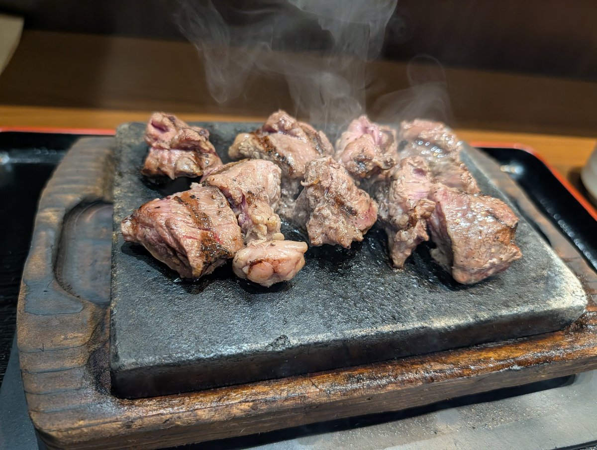 tencho1729's tweet photo. 娘を一ヶ月ぶりに遊び連れてった帰り飯。
マックとしか言わん娘なので日曜のチートデイは一人肉 https://t.co/ghnlmuSciv