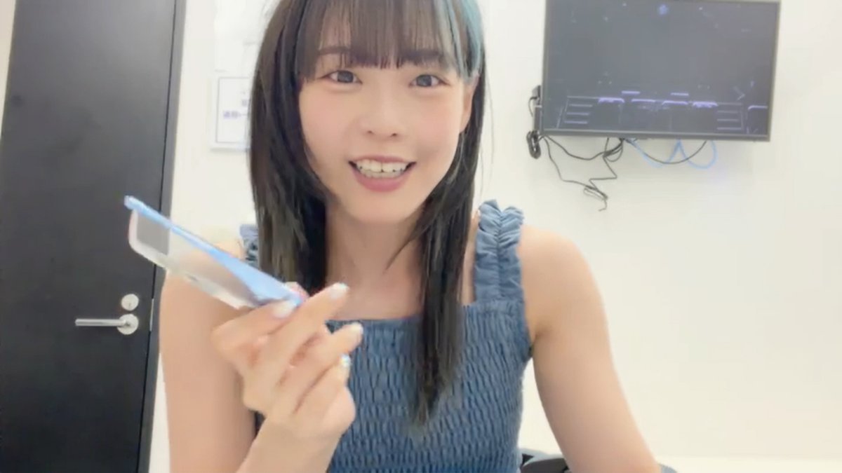 Tlick7's tweet photo. ライブ前に楽屋からの配信は、ネイル行ってきたり等、今日の流れの話しや、動画が上がったMMGの人員募集の話しやタクシーあるある的なもの等雑談的な話しもあって楽しかったし可愛かった☺️

今日のマイクに選ばれたのはネイルサロンでもらった爪とぎでそれっぽく納まってた😆
#もぶぴ 
#もぶぴキャス https://t.co/z3xLFK5Hcr