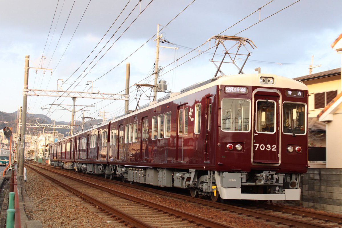 a_val1970's tweet photo. 阪急の支線用のワンマン対応4両編成🚃
今は行き先が区間表示になってますが、LED表示になって、ワンマン機器が搭載されているので、その絡みで表示切り替えを自動化して本線と同様に行き先の表示にしないでしょうか？🙄 https://t.co/SXqnlV8RCf