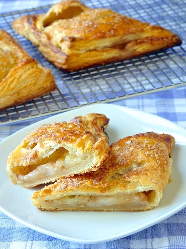 CorinnePulitzer's tweet photo. #PastryLovers are on the go this holiday weekend & celebrating a portable fave. It’s #NationalAppleTurnoverDay & these flakey pockets filled with spiced apples are topping the menu all day🍎 @PepperidgeFarm @_MarieCallender @NationalDayCal @HeyWhatDay @DiningGuide2Day @Pillsbury https://t.co/xJvdsZDpQZ