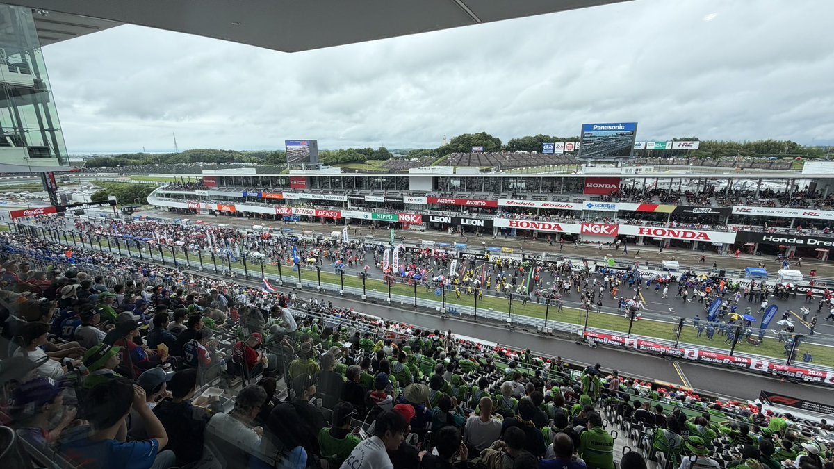 Pierre_Kitagawa's tweet photo. #鈴鹿8耐 終わりました
7年ぶりの場内実況。自分としては最後まで調子を出せないまま終わってしまった感じです。パドックにもほとんど顔出せませんでした。ご挨拶できなかった皆様失礼いたしました。ごめんなさい
ご来場の皆様、今夜は風邪ひかないようにしっかりケアしてくださいね！お疲れ様でした https://t.co/iMstBL6OBi