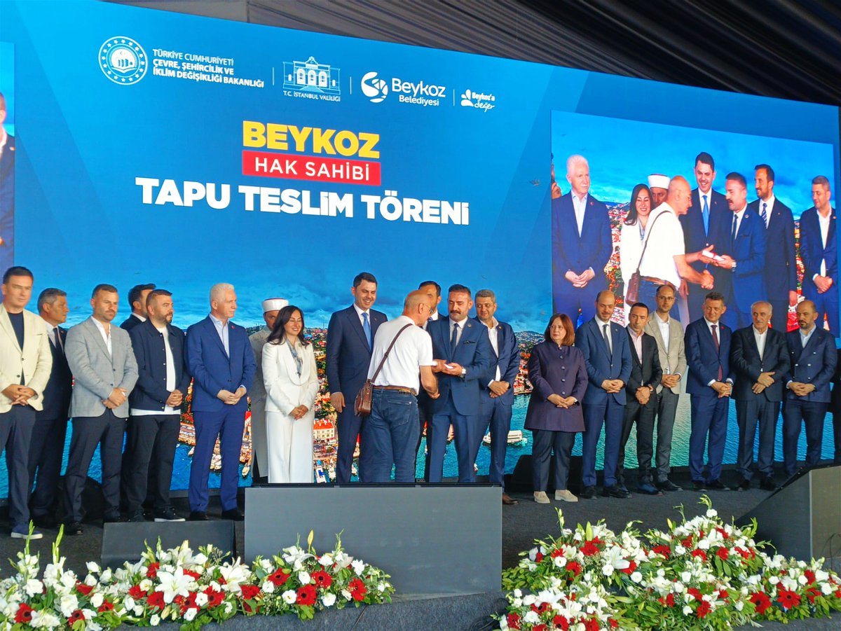 mhpbeykoz's tweet photo. Çevre, Şehircilik ve İklim Değişikliği Bakanımız Sayın Murat KURUM’un katılımıyla gerçekleştirilen Beykoz Hak Sahibi Tapu Teslim Töreni’ne katılım sağladık.

Beykoz Belediyesi Başkan Vekili Sayın Özlem Vural GÜRZEL’in gayretleriyle, Beykozlu hak sahibi vatandaşlarımız tapularına kavuşmanın sevincini yaşadı.

Cumhur İttifakı paydaşları olarak bu anlamlı günde birlik ve beraberlik içerisinde yer aldık.

İlçe Başkanımız Sayın Mehmet GÜNDOĞDU, Belediye Meclis Üyemiz Sayın Bülent GÖKDAĞ, Kadın Kolları Başkanımız Sayın Hatice HACIMAHMUTOĞLU ve İlçe Yöneticilerimizden oluşan heyetimiz törene iştirak etti.

Hak sahibi vatandaşlarımıza tapularının hayırlı olmasını temenni ediyor, Beykoz’umuza hayırlı olmasını diliyoruz.

@_MHPistanbul_ 
@BBvolkanyilmaz 
@CamurMehmet123 
@mehmetgndogdu1