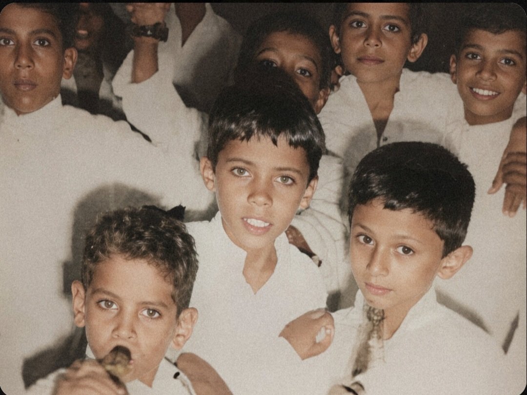 ashiq_almadi's tweet photo. التقطت الصورة  عام ١٣٩٣ هجري قبل ٥٥ سنه اثناء رحلة مدرسية الى مصنع كوكاكولا ..
من ضمن الاولاد فنان سعودي لقب بأمير الطرب .. من هو، وأين موقعه في الصورة؟ https://t.co/TtBZKfjUnc
