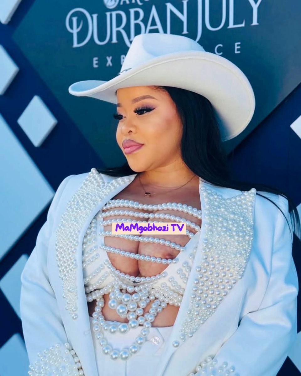 WhyUfikelate's tweet photo. Tirelo Kale serving ingono 🤱kwi Durban July,sizothini kodwa ku Gogo Flo😭.

#MarriedAtFirstSightMzansi https://t.co/hFWVWJQZ9s