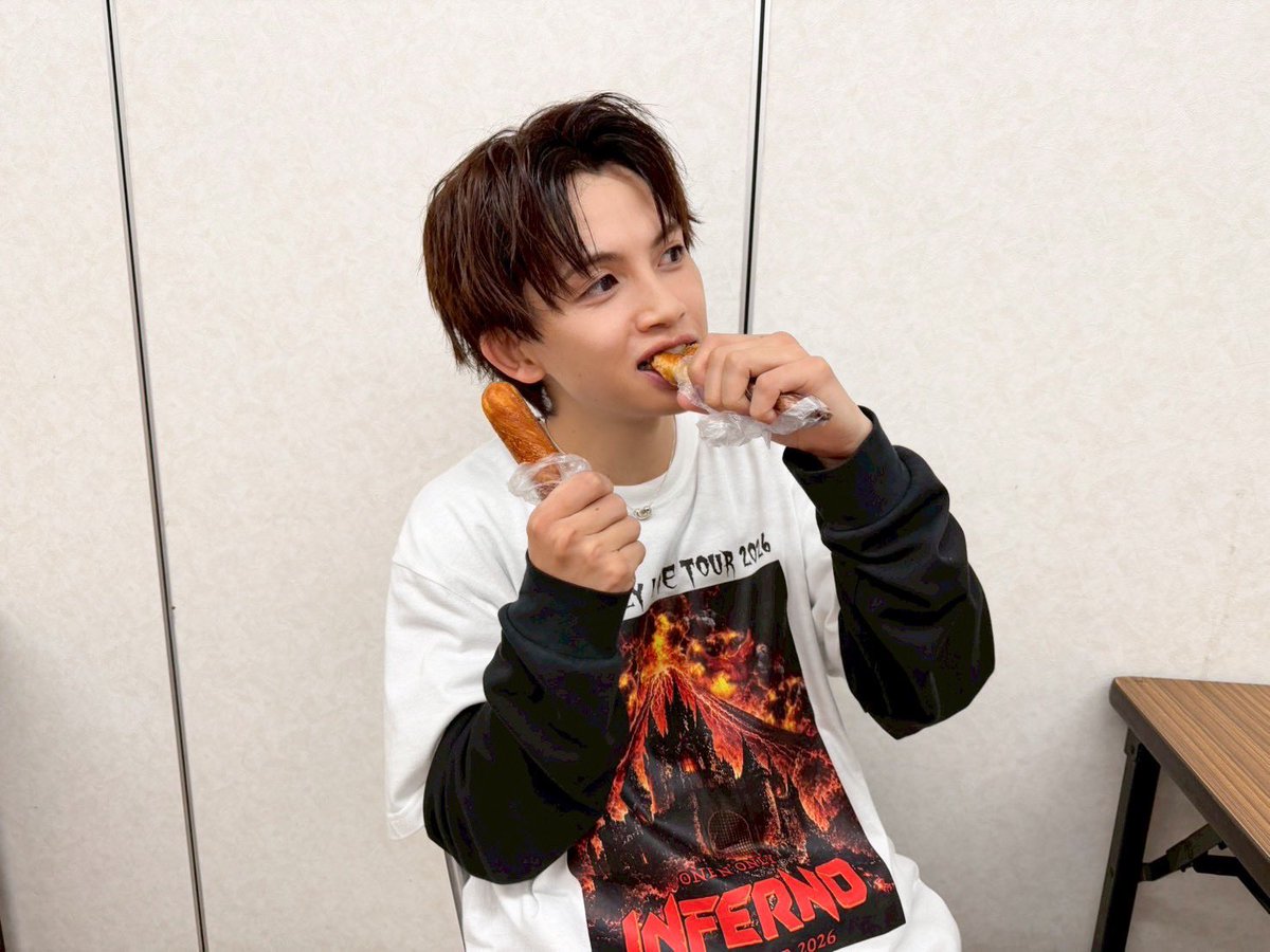naoya_k_staff's tweet photo. INFERNO神戸2daysありがとうございました🔥

食事制限中の直弥、たくさんご飯を食べてさせてもらい久々のパンが美味しすぎたと言っております

代々木第一もアツアツで行きましょう💥
#草川直弥  #ワンエンオンリー https://t.co/YD7Ug1EYrH