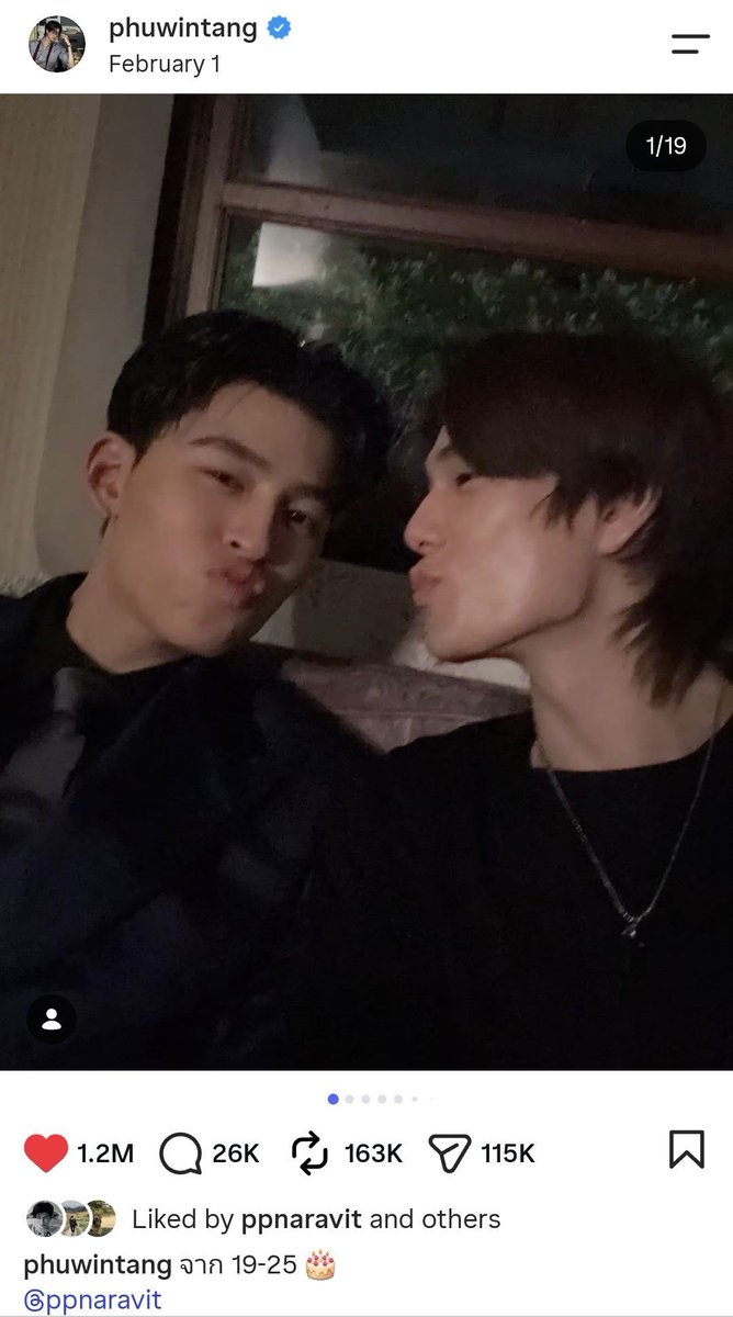 cullenjungdann's tweet photo. ยอมให้ค.เม็ดค.detailของคู่นี้ ประกาศว่าตัวเองมีเจ้าของในวันเกิดตัวเอง และประกาศว่าเป็นเจ้าของเขาในวันเกิดเขา
🔅self portrait IGวันเกิดตัวเอง-ครัว เสื้อขาว-ดำ(พุ อย่าบอกแม่ว่ามันไม่คู่ ☺️
🔅ภวลงรูปปอน 19รูป(รู้จักกันตอนพี่19)
🔅ปอนลงรูปภว 17รูป(รู้จักกันตอนน้อง17)
อยากรวมเล่มเลย https://t.co/OfTpm2oJUb