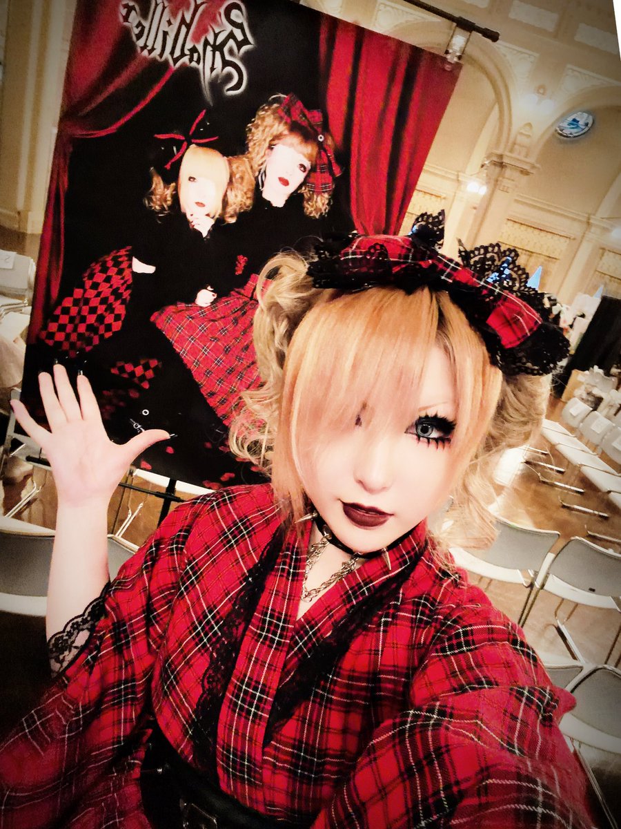 hide__serika__'s tweet photo. ありがとうございました‼️❤️‍🔥
出展にファッションショーとバタバタでブースに居られる時間が少なかったのですがナンちゃんが完璧に売り子をしてくれて本当に助かりました😭❣️
3周年記念ビジュアルのポスターと📸 https://t.co/rhaQkCNget
