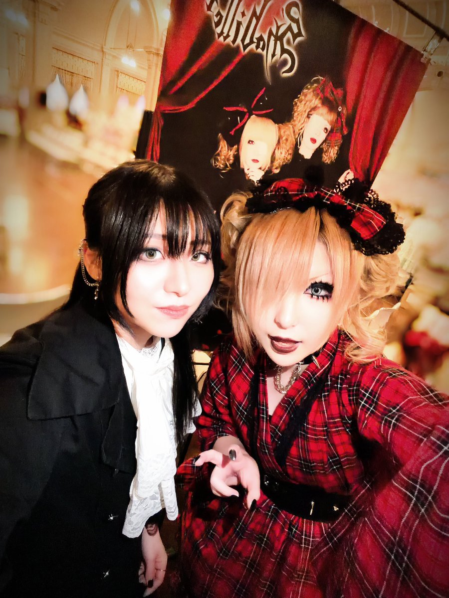 hide__serika__'s tweet photo. ありがとうございました‼️❤️‍🔥
出展にファッションショーとバタバタでブースに居られる時間が少なかったのですがナンちゃんが完璧に売り子をしてくれて本当に助かりました😭❣️
3周年記念ビジュアルのポスターと📸 https://t.co/rhaQkCNget