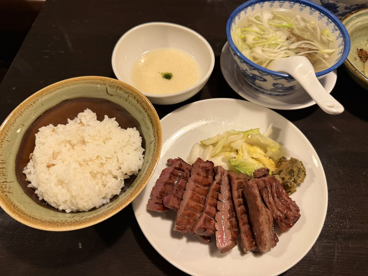 Tankuma_RSL4's tweet photo. 二年に一度のお楽しみで仙台へ💨
アリーナの後ろの方だったけど目一杯楽しめた😆
帰りはいつもの牛タン屋で🥩

二年前のライブのあと、同じ店で隣だった親娘とまさかの再会、しかも隣のテーブル😳💦
こんな偶然ある？😂
写真撮って再来年？の再会を約束笑
あ、銀テープありがとう😊

#ケツメキャンプ https://t.co/NdAJY59MAu