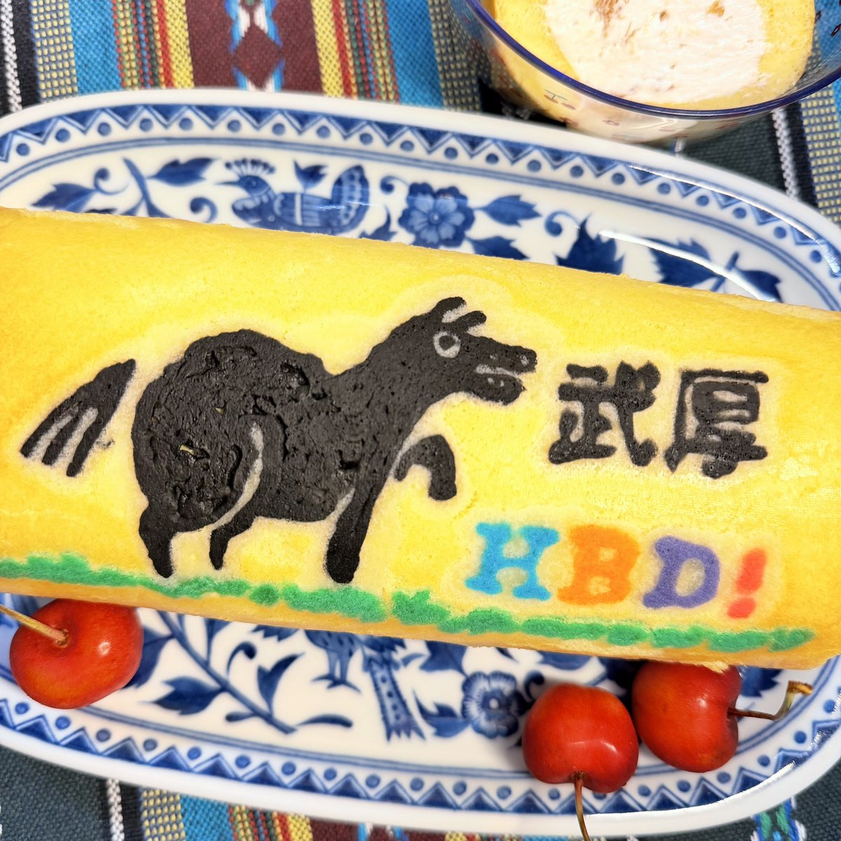 O103_87's tweet photo. フリージアンのMASASHI君、お誕生日おめでとう🎂
ケーキを買いに行こうと思ったけど作った！さくらんぼのデコロールにしました！
コストコのロティサリーチキン買ってあったからParty感出た！！勝手にお祝いしときまーす㊗️ https://t.co/jZsvGDkwZw
