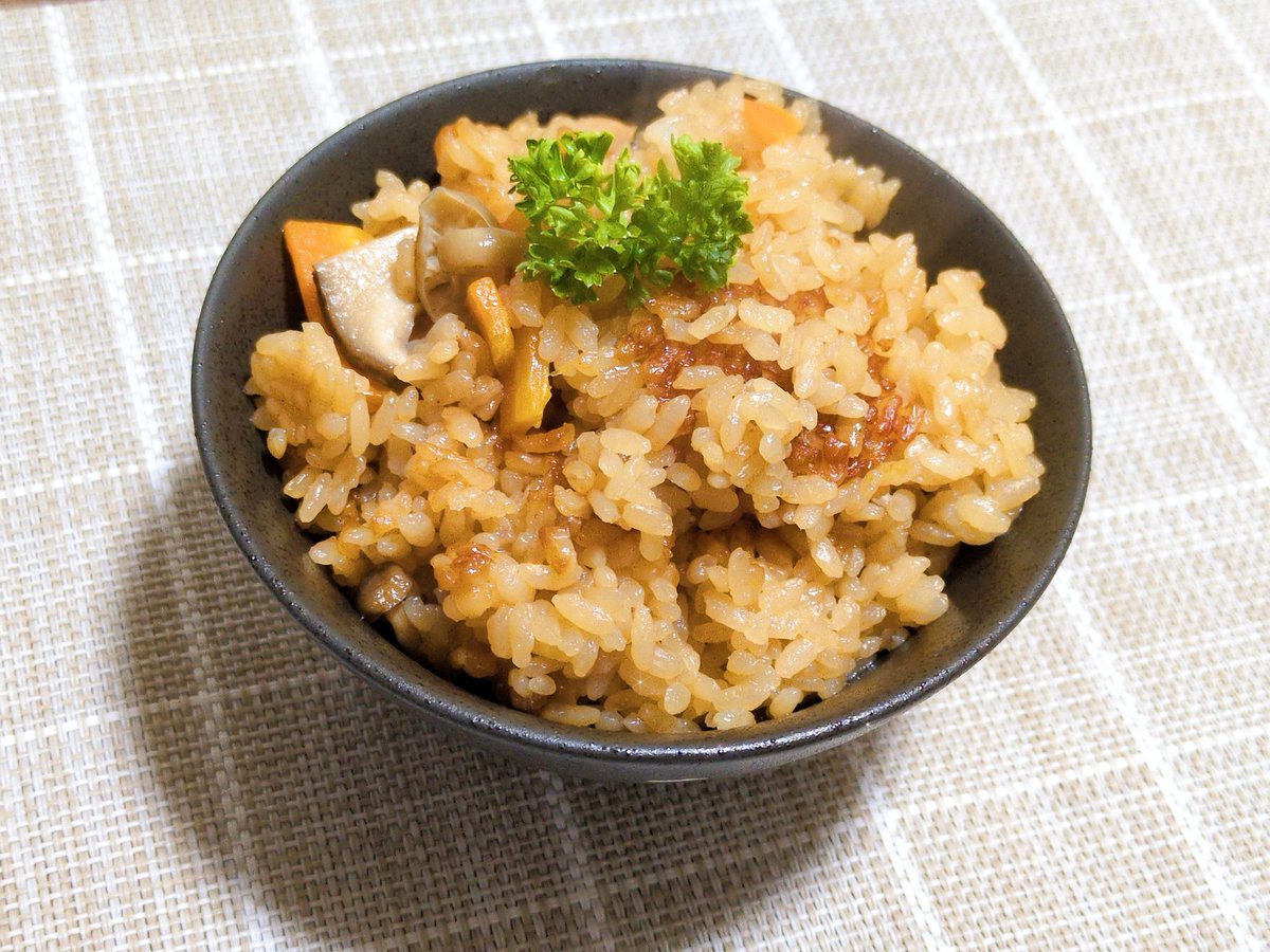 krn04410's tweet photo. 新しい炊飯器にしてから初めての炊き込みご飯🍄
おこげはやっぱりテンション上がる🦸‍♀️ https://t.co/QGB5ciiRqg