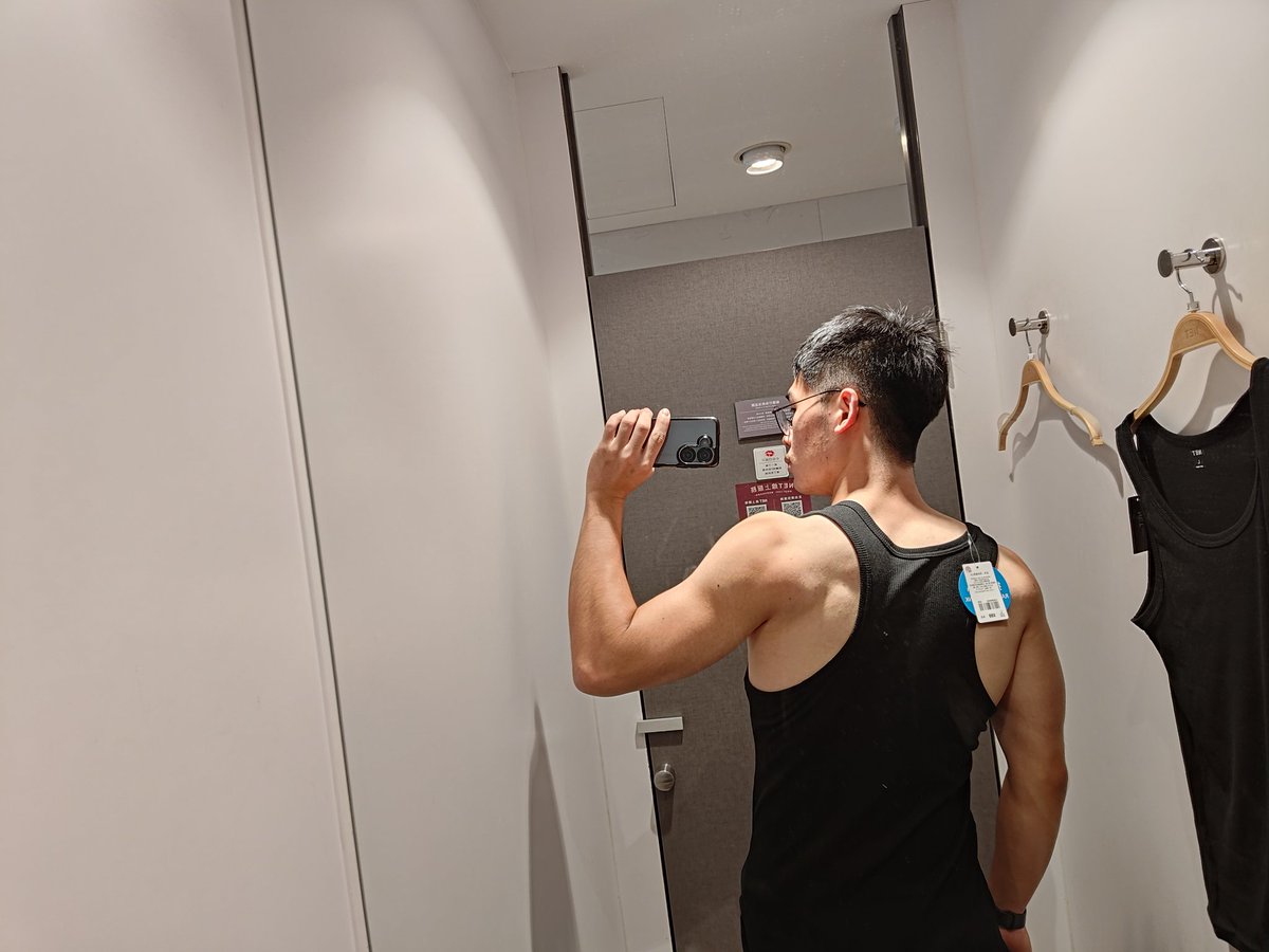 MichelChangX's tweet photo. 每次跑去試衣間都在亂拍照
是說NET這件挖背的背心好像沒有想像中那麼可怕
意外的還算保守（？ https://t.co/Mfu6l3ZgHI