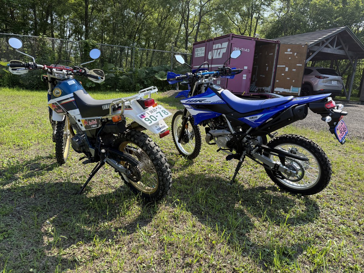 peguasus's tweet photo. コーティング仕上げて、初の公道試運転。
乗りやすいけどやっぱ125なのでパワー感はありませんね〜w
でも125とは思えないほど低速トルクある。ローギアードなのもあるんだろうけど。
セロー225Wと記念撮影w https://t.co/0WkuVwXtG9