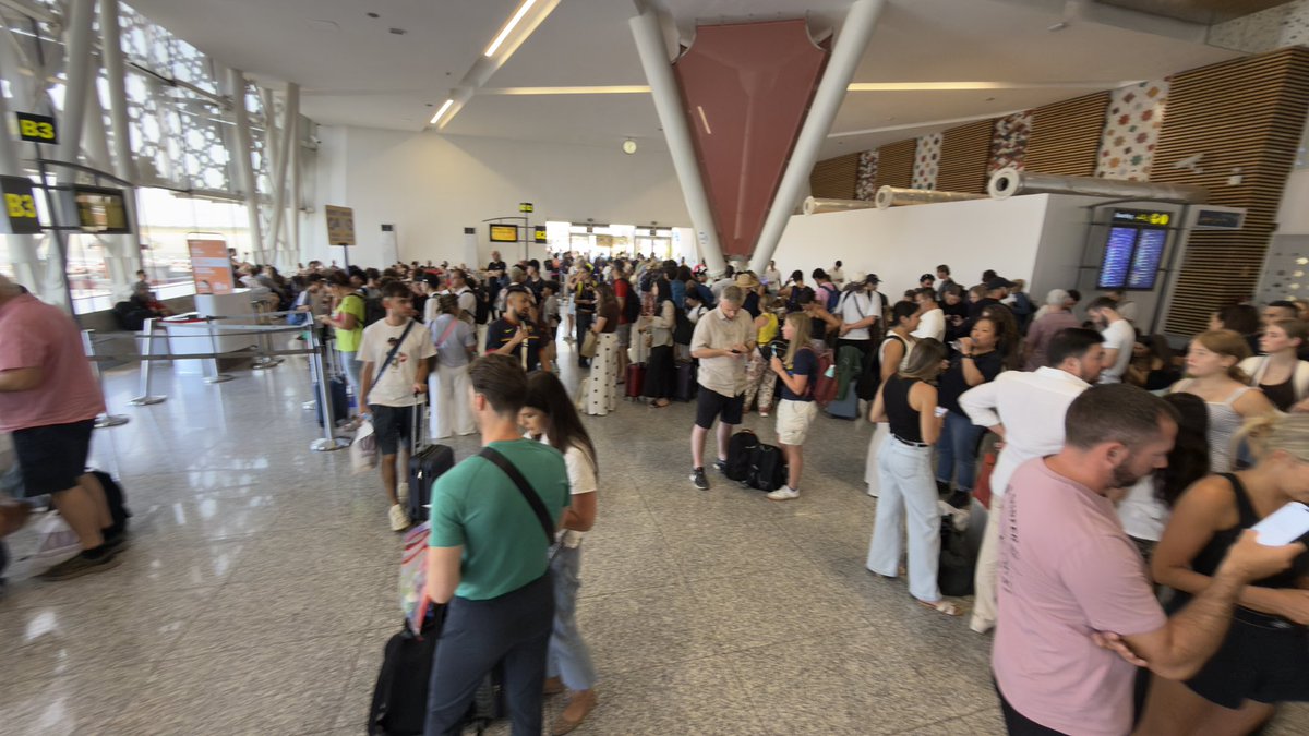 KevinRay's tweet photo. Just look at all the happy @British_Airways customers after their 3rd flight cancellation in 2 days https://t.co/lHXVGQbEZu